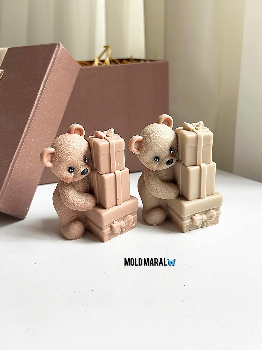 خرس کادوبدست ایستاده
