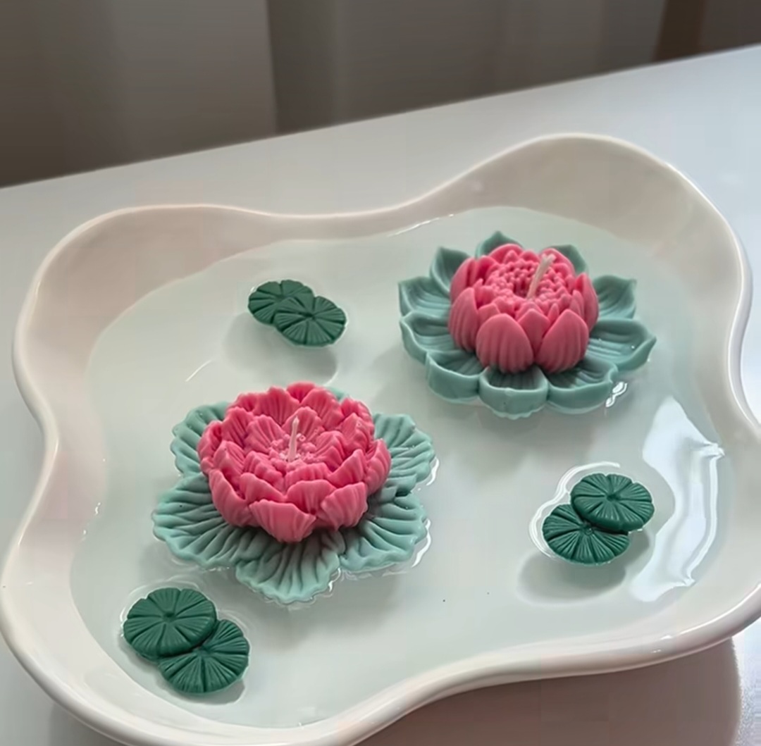 گل نیلوفر رو آبی